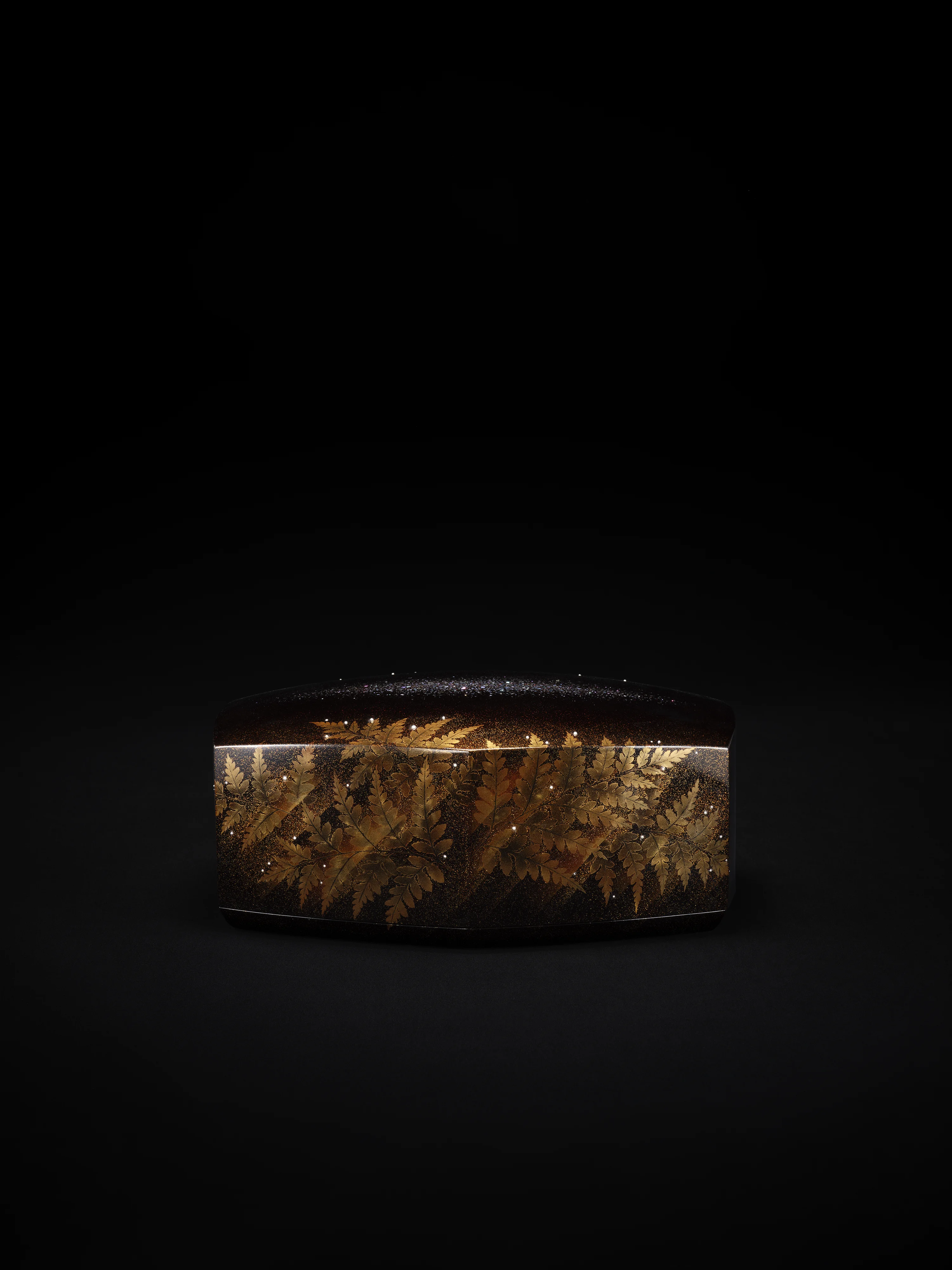 蒔絵箱　陰のある場所